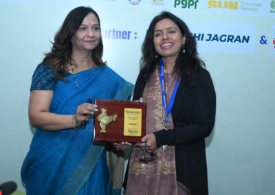 Dr. Malvika Chaudhary, Global Team Leader, Digital Product Usage, CABI is taking memento from Sandeepa Kantikar