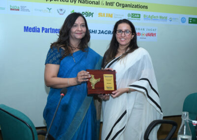 Ms. Aiman Khorakiwala, CEO & Director- Ingene Organics is taking a memento from Sandeepa Kantikar
