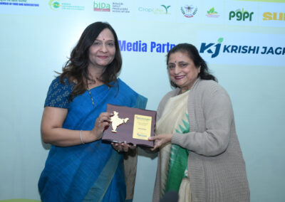 Sandeepa Kanitkar, Managing Director- Kan Biosys is taking a memento from Guest